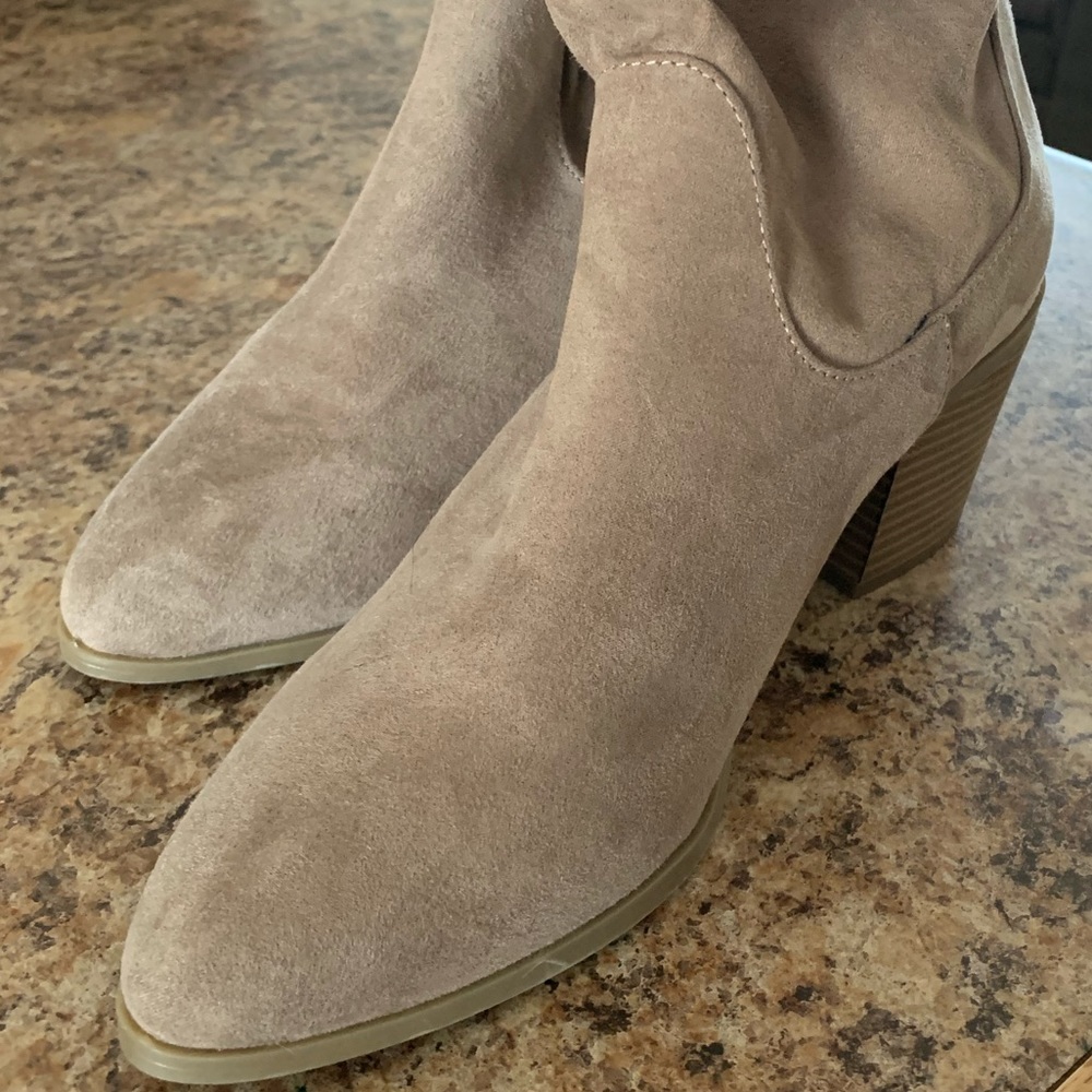 Tan boots in excellent condition! Sz 9